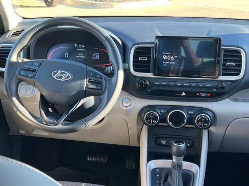 Used 2025 Hyundai Venue Limited image 19