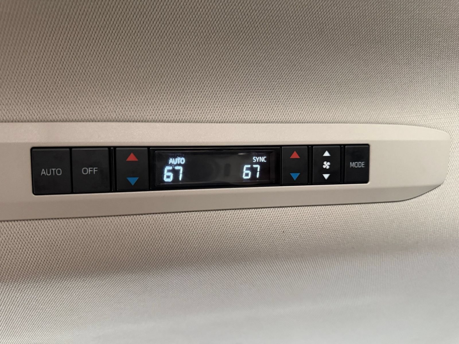 Used 2025 Toyota Sienna XLE FWD image 24