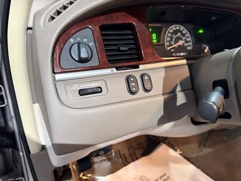 Used 2003 Lincoln Town Car Signature image 12