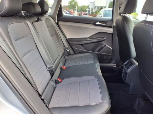 Certified 2022 Volkswagen Taos SE w/ IQ.Drive SE Package image 9