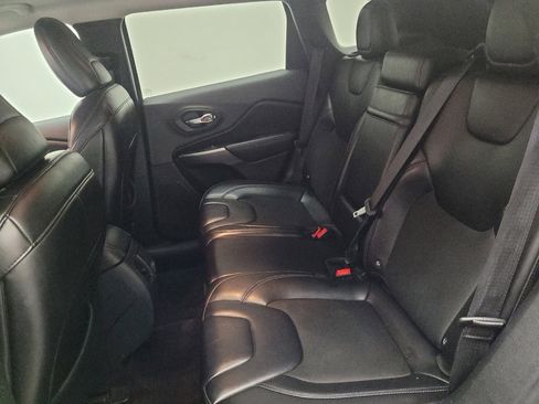 Used 2019 Jeep Cherokee Latitude Plus w/ Cold Weather Group image 18