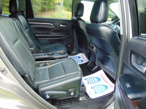 Used 2016 Toyota Highlander Limited w/ Driver Technology Package FWD image 7