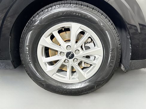 Used 2023 Kia Carnival LX FWD image 32