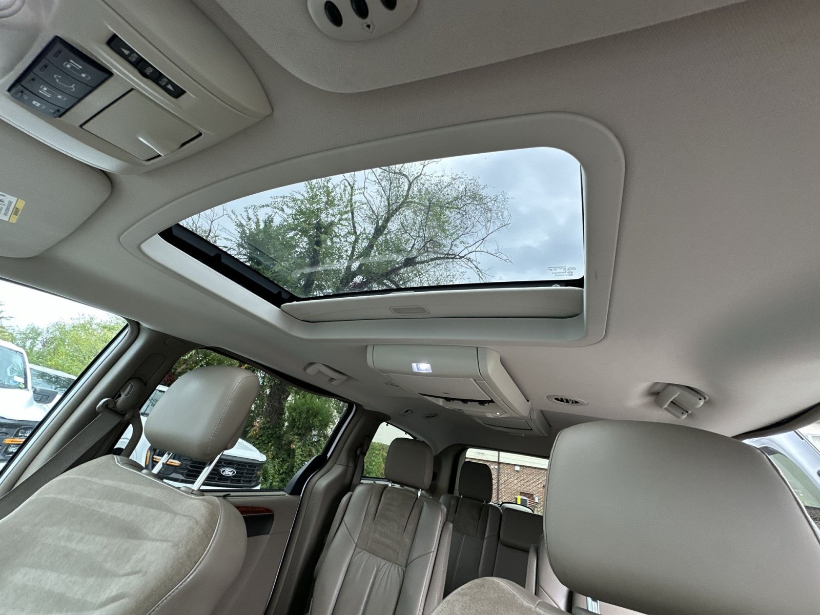 Used 2016 Chrysler Town & Country Limited Platinum FWD image 24