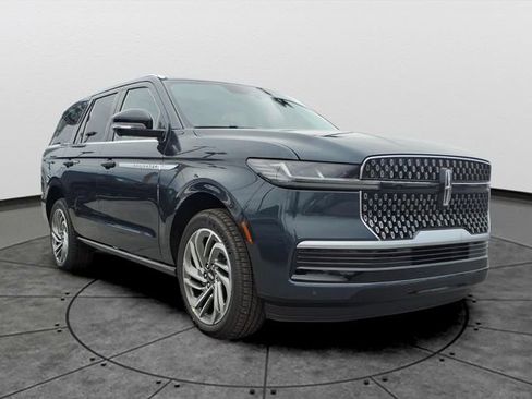 New 2026 Lincoln Navigator Reserve AWD/4WD image 2