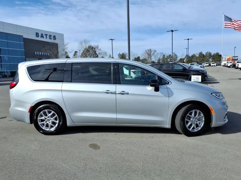 Used 2024 Chrysler Pacifica Touring-L image 2