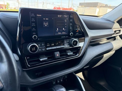 Used 2020 Toyota Highlander LE AWD/4WD image 16