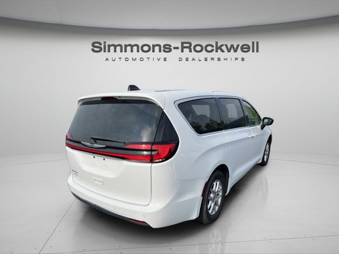 Used 2024 Chrysler Pacifica Touring-L FWD image 5