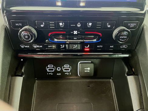 Used 2024 Jeep Grand Cherokee L Limited w/ Luxury Tech Group II image 22