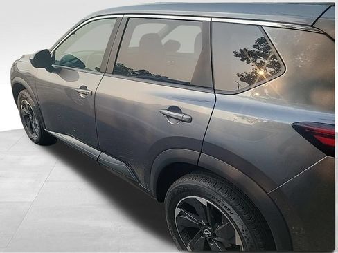 Used 2024 Nissan Rogue SV FWD image 2