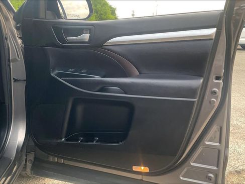 Used 2017 Toyota Highlander XLE image 23