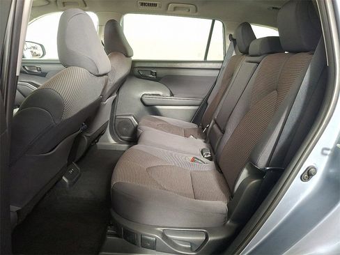 Used 2020 Toyota Highlander LE image 14