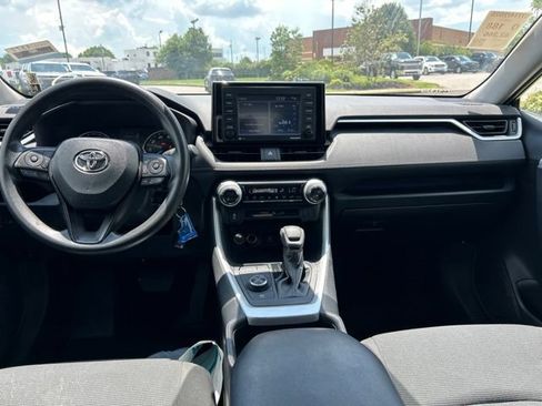 Used 2022 Toyota RAV4 LE AWD/4WD image 5