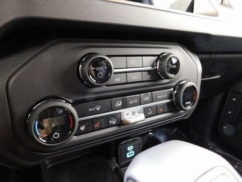 New 2025 Ford Bronco Outer Banks w/ Black Appearance Package image 28