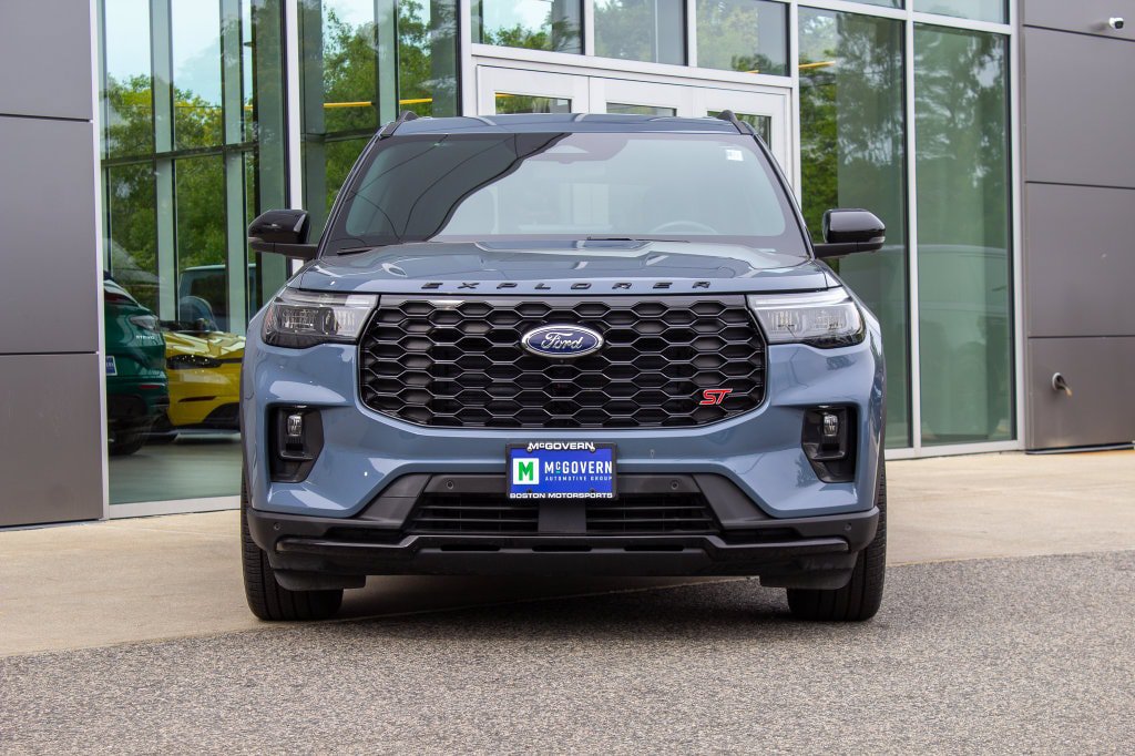 Used 2025 Ford Explorer ST AWD/4WD image 2