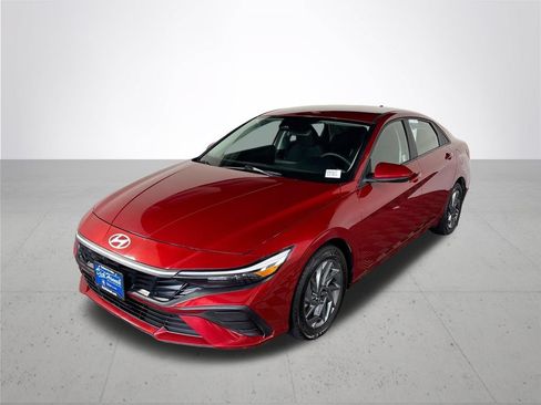 Used 2024 Hyundai Elantra SEL FWD image 2