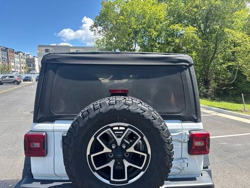 Used 2025 Jeep Wrangler Unlimited Rubicon AWD/4WD image 5