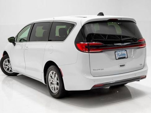 Used 2024 Chrysler Pacifica Touring-L FWD image 34