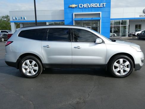 Used 2017 Chevrolet Traverse LT w/ Style and Technology Package FWD image 4