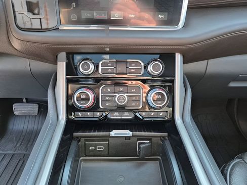 Used 2022 GMC Yukon XL Denali w/ Denali Premium Package image 38