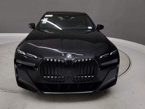 New 2025 BMW i7 xDrive60 w/ Premium Package image 2