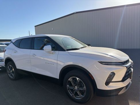Used 2023 Chevrolet Blazer LT FWD image 2