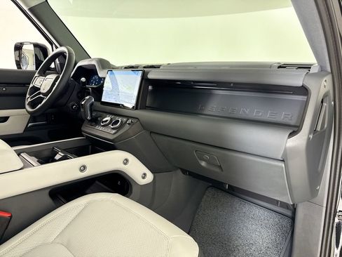 Used 2025 Land Rover Defender 110 X-Dynamic SE image 13