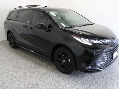 Certified 2025 Toyota Sienna XLE Woodland Edition AWD/4WD image 4
