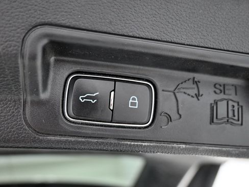 Used 2021 Ford Explorer XLT w/ Equipment Group 202A AWD/4WD image 37
