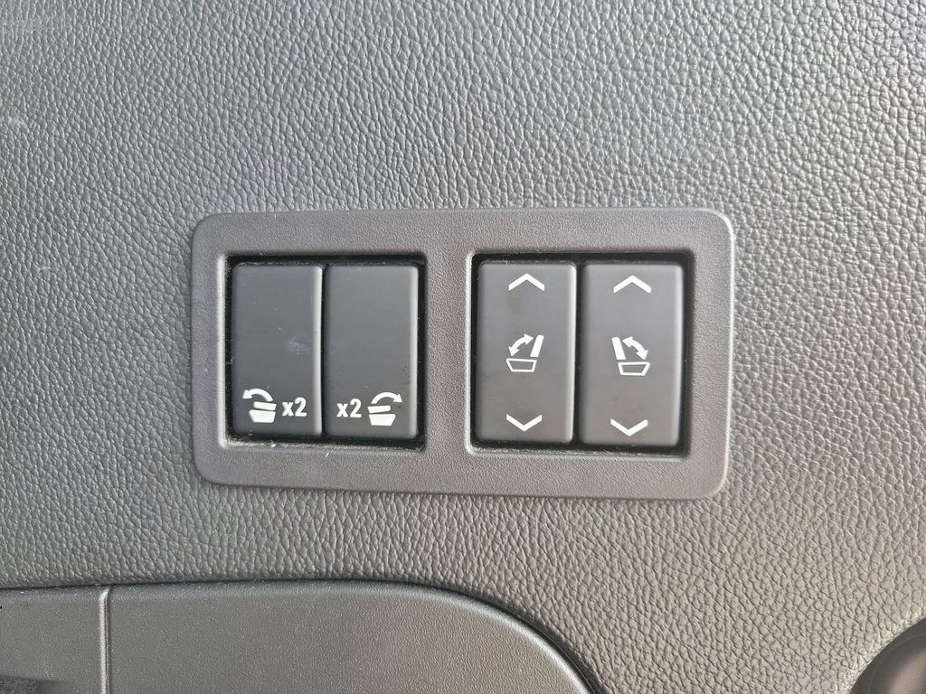 Used 2017 Cadillac Escalade Luxury AWD/4WD image 7
