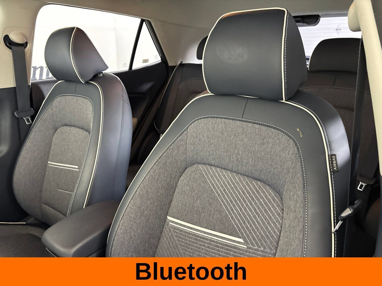 Used 2023 Hyundai Venue Limited FWD image 11