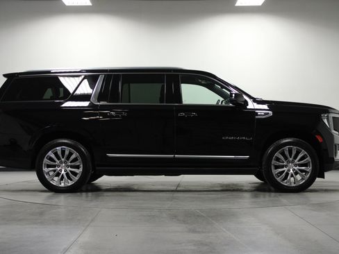 Used 2021 GMC Yukon XL Denali AWD/4WD image 3