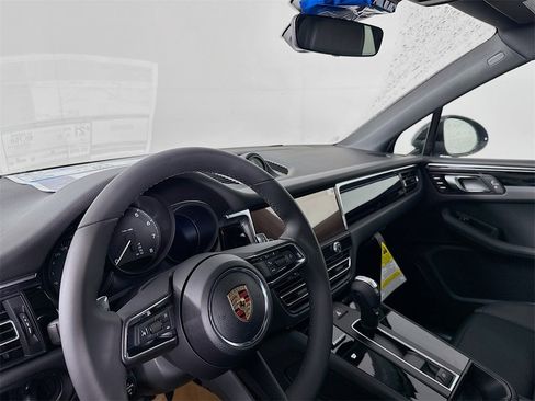 Certified 2025 Porsche Macan image 4