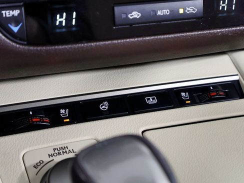 Used 2018 Lexus ES 300h w/ Luxury Package image 39