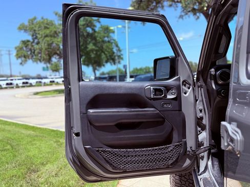 Used 2018 Jeep Wrangler Unlimited Sahara AWD/4WD image 22