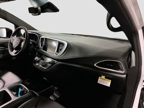 New 2026 Chrysler Pacifica Select image 30