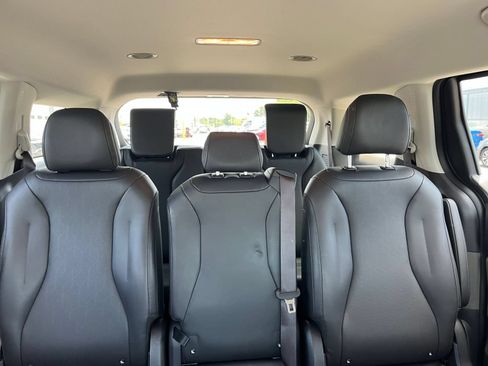 Used 2026 Kia Carnival FWD image 40