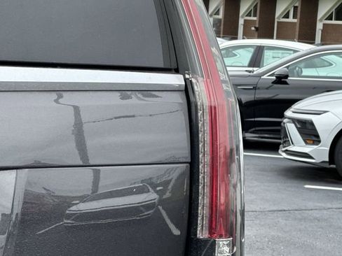 Used 2018 Cadillac Escalade Premium Luxury AWD/4WD image 31