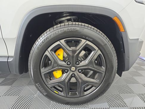 Used 2025 Rivian R1T Premium AWD/4WD image 12