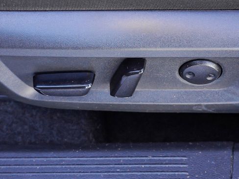 Used 2025 Nissan Rogue SV image 17