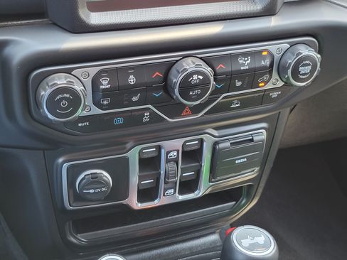 Used 2021 Jeep Wrangler Unlimited Sahara w/ Cold Weather Group AWD/4WD image 15
