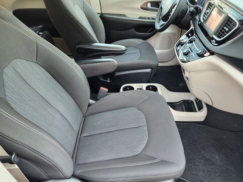 Used 2023 Chrysler Voyager LX image 14