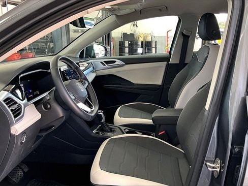 Certified 2025 Volkswagen Taos SE image 21