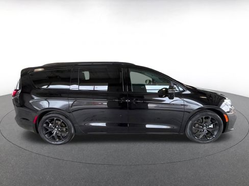 Used 2025 Chrysler Pacifica Limited image 21