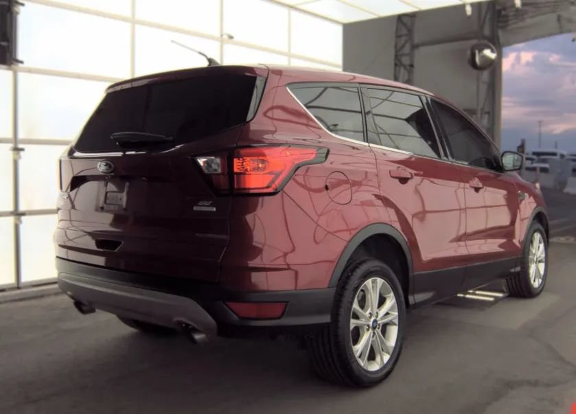 Used 2019 Ford Escape SE FWD image 2