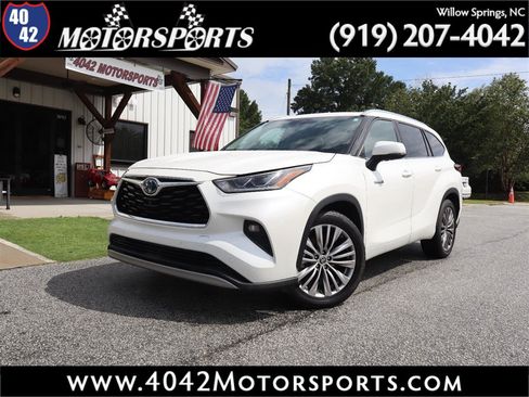 Used 2021 Toyota Highlander Platinum FWD image 1
