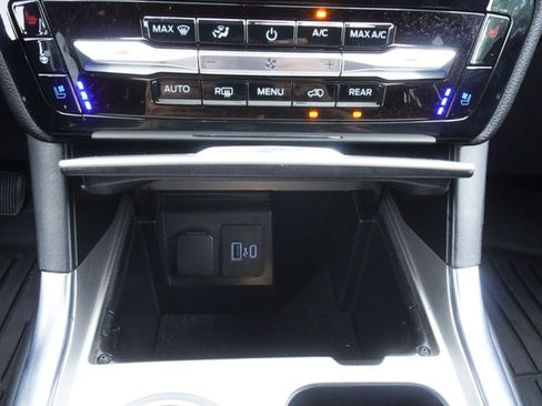 Used 2022 Ford Explorer Limited w/ Equipment Group 301A RWD image 21