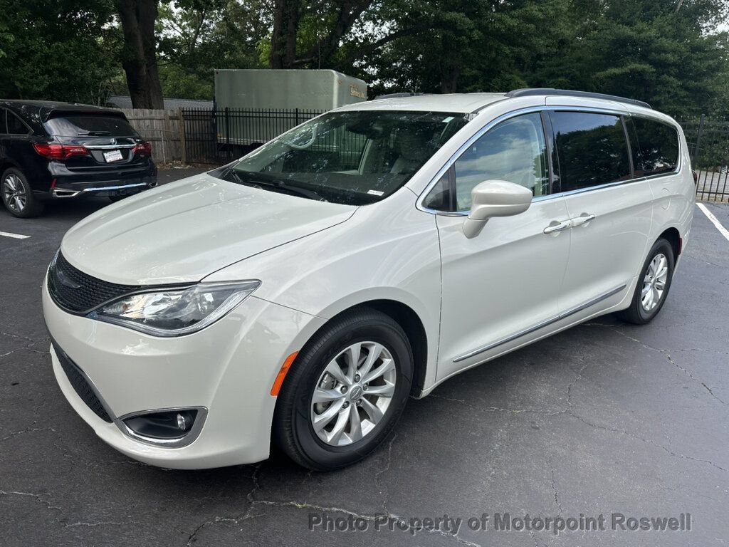 Used 2017 Chrysler Pacifica Touring-L FWD image 6