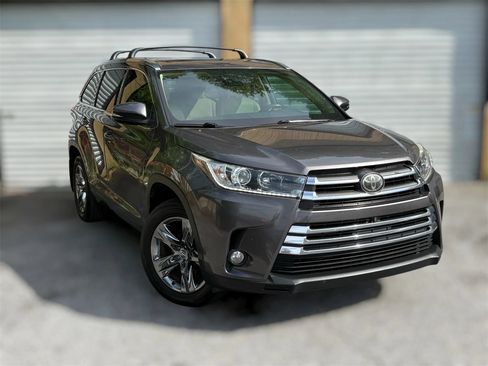 Used 2018 Toyota Highlander Limited Platinum FWD image 2