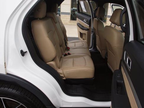 Used 2016 Ford Explorer XLT w/ Equipment Group 202A image 7